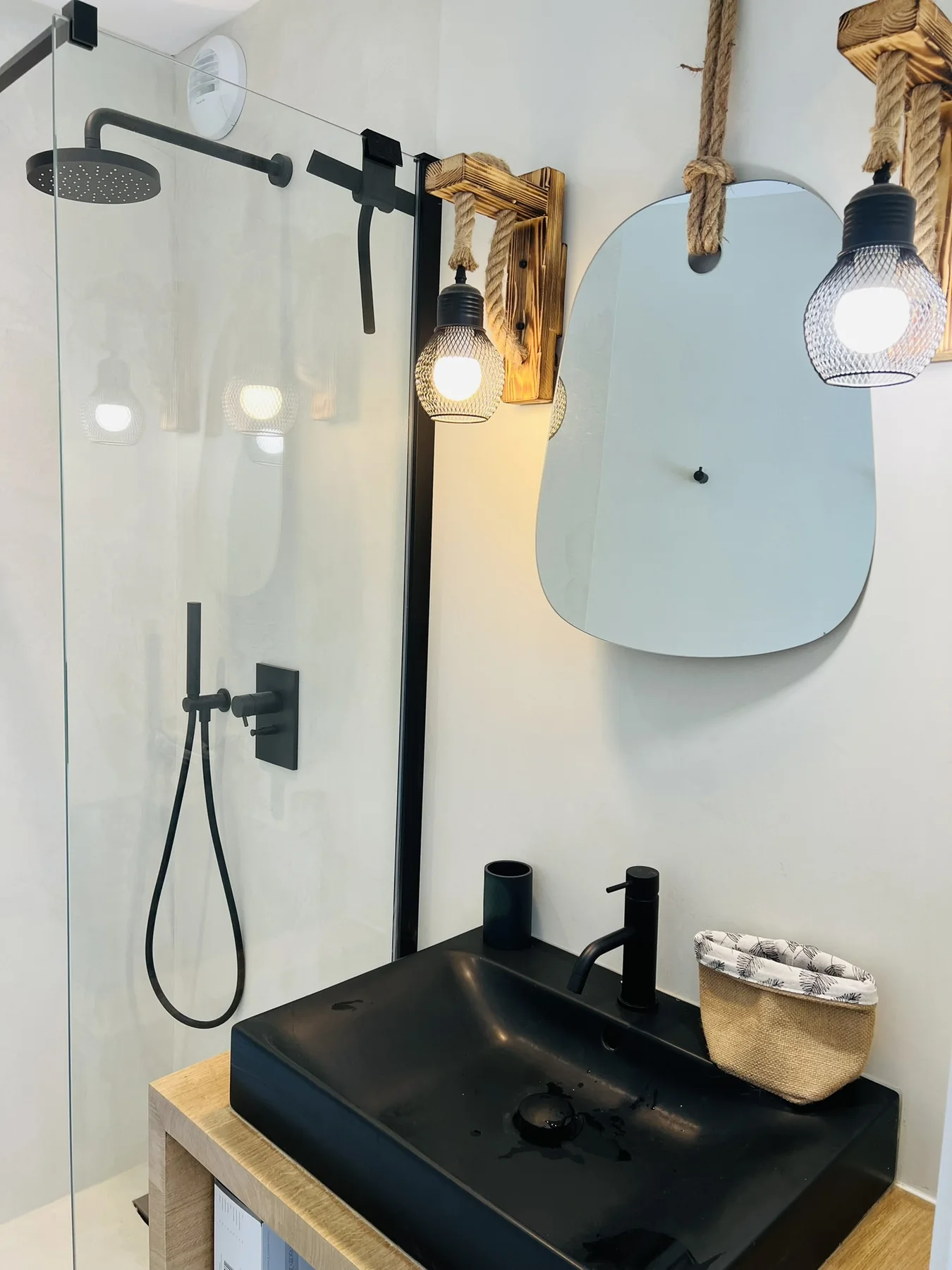 Salle d’eau avec robinetterie noire