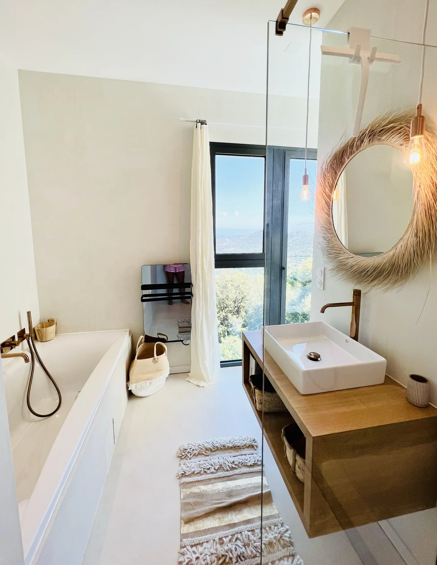 Salle de bain avec baignoire et vue sur le paysage