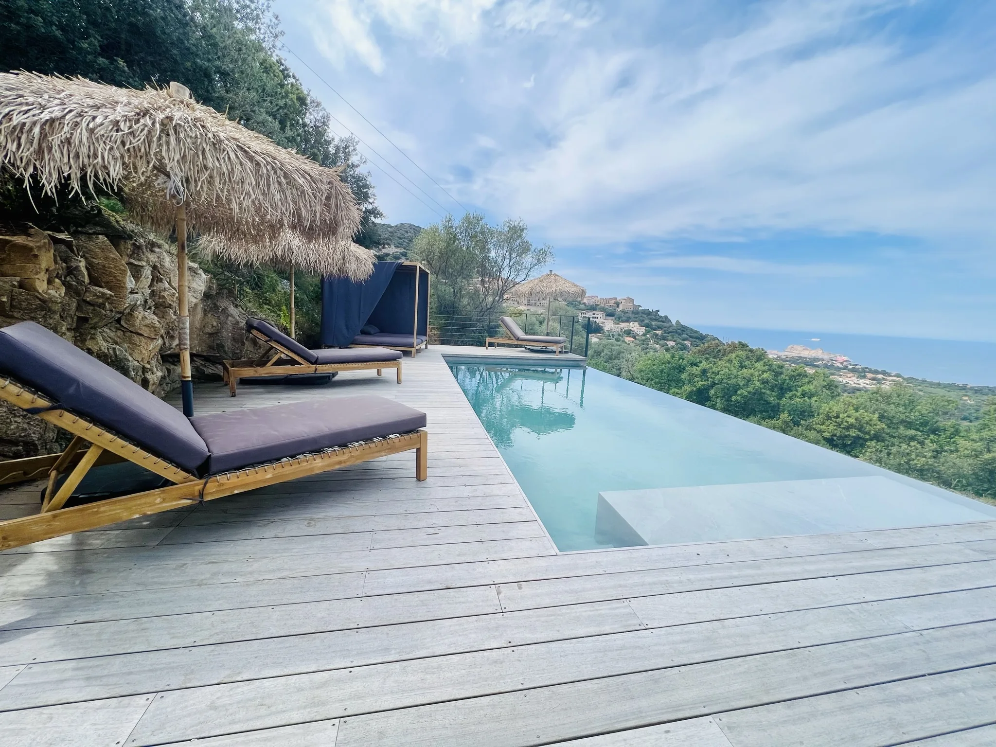 Piscine chauffée à débordement avec vue sur la Balagne