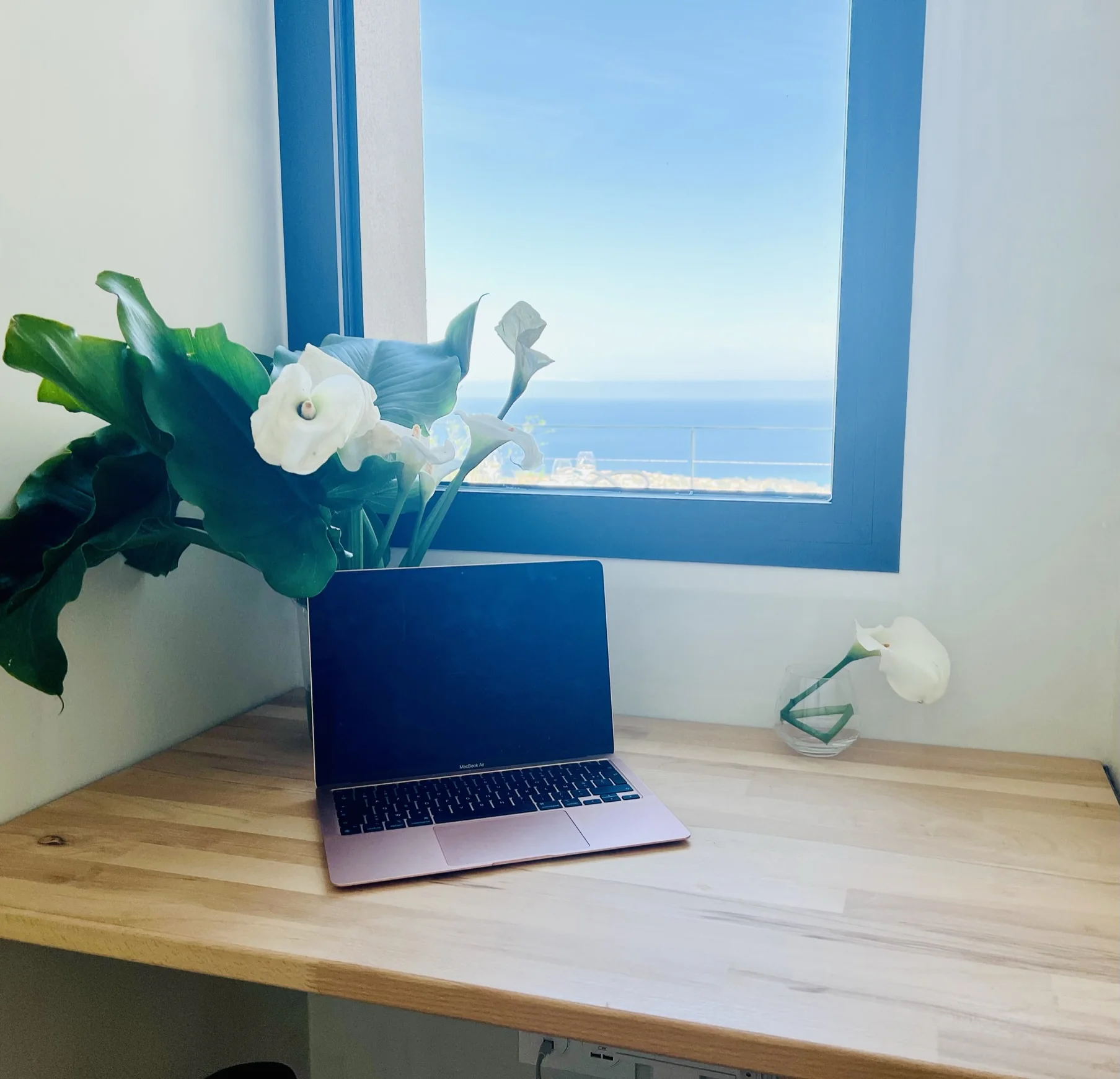 Petit bureau avec ordinateur et vue mer